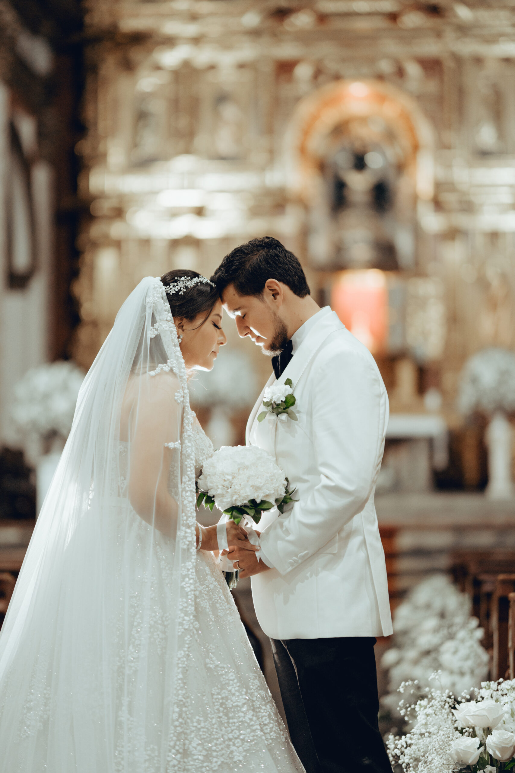Las bodas en Ecuador son una celebración rica en tradiciones y simbolismo, donde se entrelazan costumbres ancestrales y elementos modernos. Cada rincón del país aporta su toque único.
